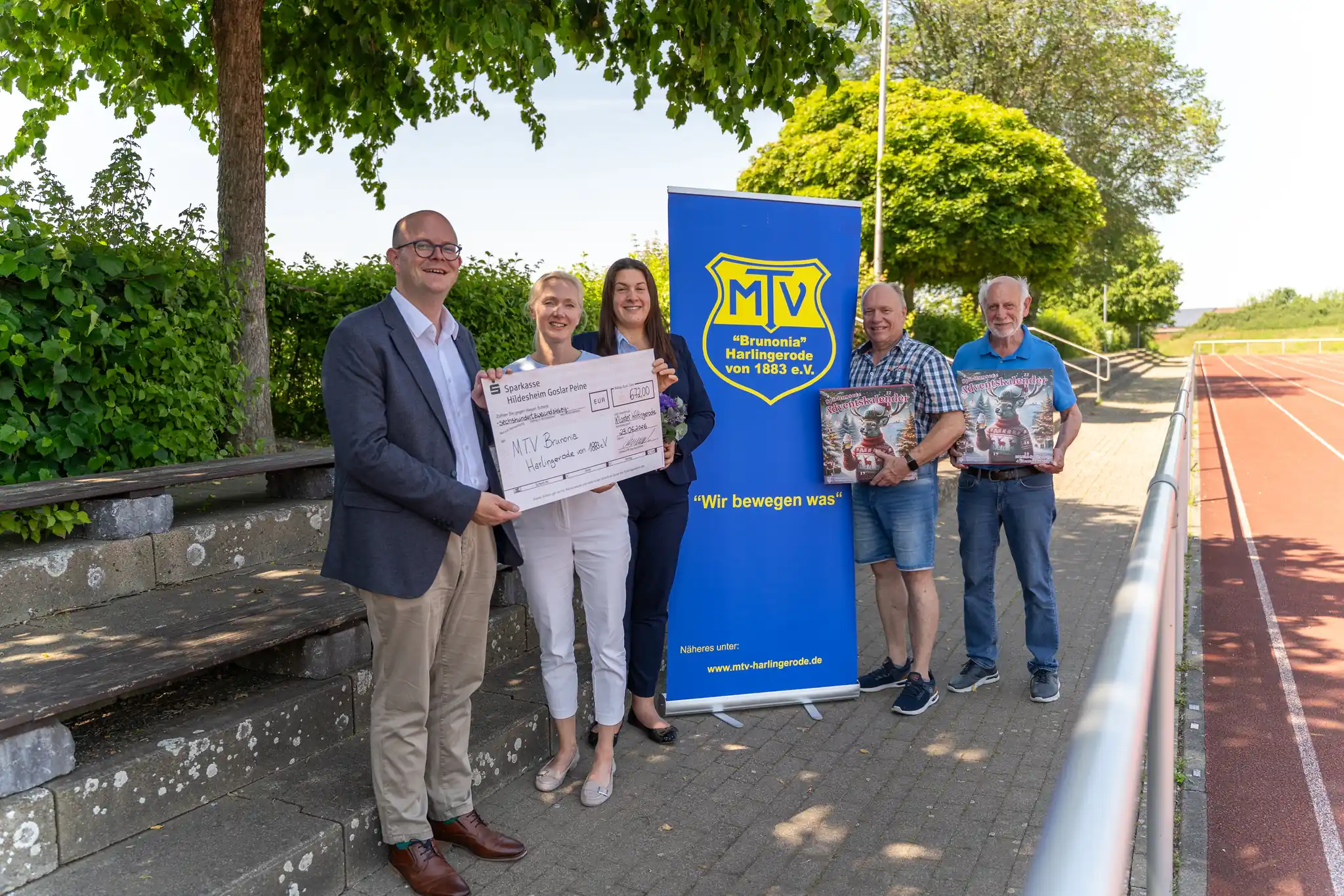 Spendenübergabe auf dem Sportgelände des MTV Brunonia